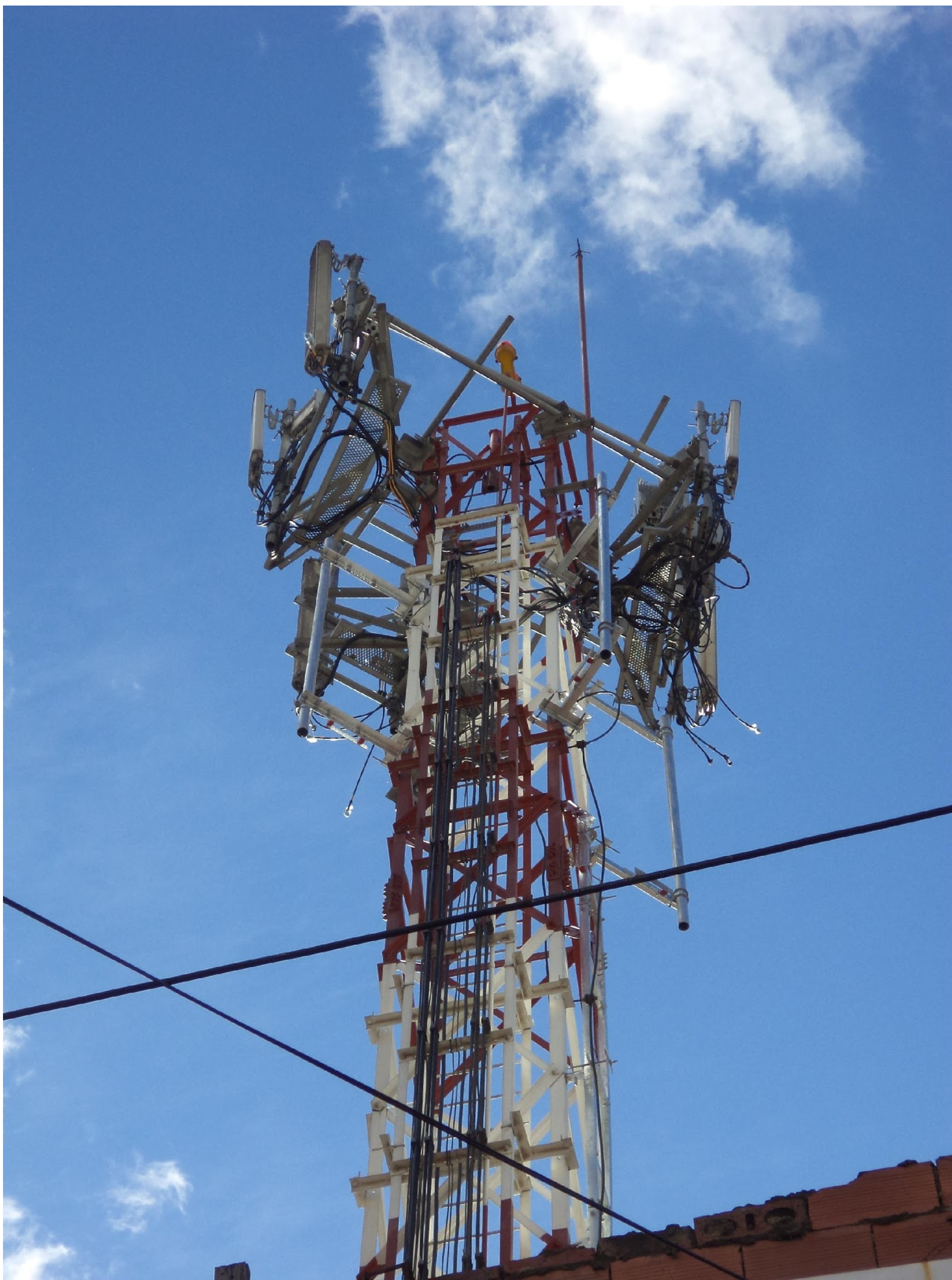 Torre de Telecomunicaciones Moderna